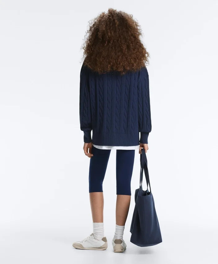Pullover aus 100 % Baumwolle mit Zopfmuster und V-Ausschnitt Pullover aus 100 % Baumwolle mit Zopfmuster und V-Ausschnitt
