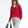 Pullover aus 100 % Baumwolle mit Zopfmuster und V-Ausschnitt Pullover aus 100 % Baumwolle mit Zopfmuster und V-Ausschnitt