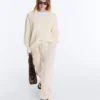 Pullover aus 100 % Baumwolle mit Zopfmuster und V-Ausschnitt Pullover aus 100 % Baumwolle mit Zopfmuster und V-Ausschnitt
