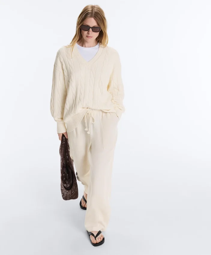 Pullover aus 100 % Baumwolle mit Zopfmuster und V-Ausschnitt Pullover aus 100 % Baumwolle mit Zopfmuster und V-Ausschnitt