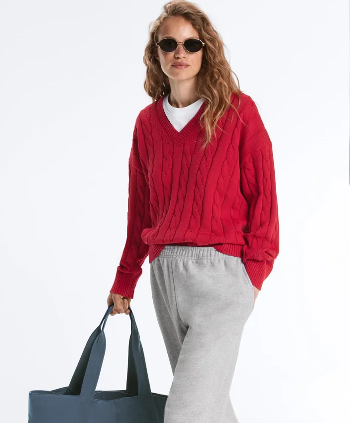 Pullover aus 100 % Baumwolle mit Zopfmuster und V-Ausschnitt Pullover aus 100 % Baumwolle mit Zopfmuster und V-Ausschnitt