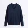 Pullover aus 100 % Baumwolle mit Zopfmuster und V-Ausschnitt Pullover aus 100 % Baumwolle mit Zopfmuster und V-Ausschnitt