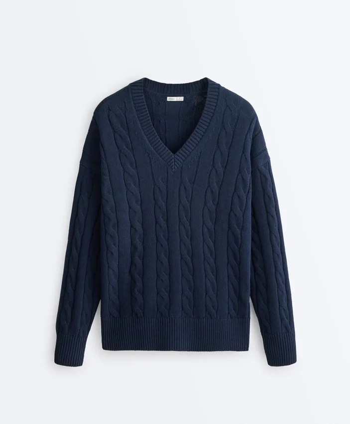 Pullover aus 100 % Baumwolle mit Zopfmuster und V-Ausschnitt Pullover aus 100 % Baumwolle mit Zopfmuster und V-Ausschnitt