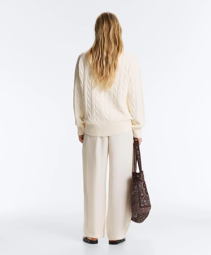 Pullover aus 100 % Baumwolle mit Zopfmuster und V-Ausschnitt Pullover aus 100 % Baumwolle mit Zopfmuster und V-Ausschnitt