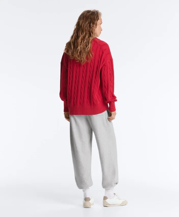 Pullover aus 100 % Baumwolle mit Zopfmuster und V-Ausschnitt Pullover aus 100 % Baumwolle mit Zopfmuster und V-Ausschnitt