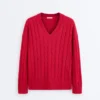 Pullover aus 100 % Baumwolle mit Zopfmuster und V-Ausschnitt Pullover aus 100 % Baumwolle mit Zopfmuster und V-Ausschnitt
