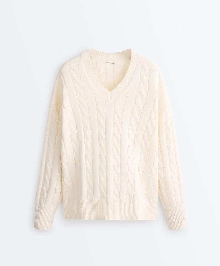Pullover aus 100 % Baumwolle mit Zopfmuster und V-Ausschnitt Pullover aus 100 % Baumwolle mit Zopfmuster und V-Ausschnitt
