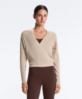 Pullover aus gekreuztem Rippstrick Pullover aus gekreuztem Rippstrick