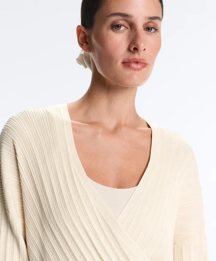 Pullover aus gekreuztem Rippstrick Pullover aus gekreuztem Rippstrick