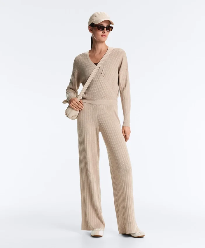 Pullover aus gekreuztem Rippstrick Pullover aus gekreuztem Rippstrick