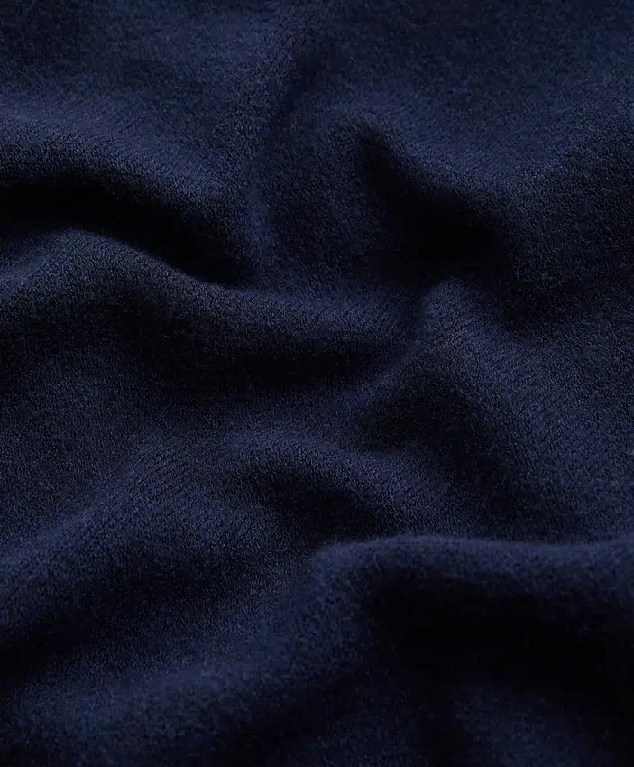 Pullover mit halbem Reißverschluss und hohem Kragen Pullover mit halbem Reißverschluss und hohem Kragen