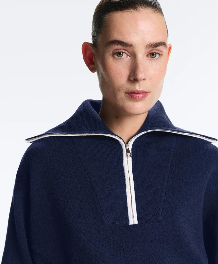 Pullover mit halbem Reißverschluss und hohem Kragen Pullover mit halbem Reißverschluss und hohem Kragen