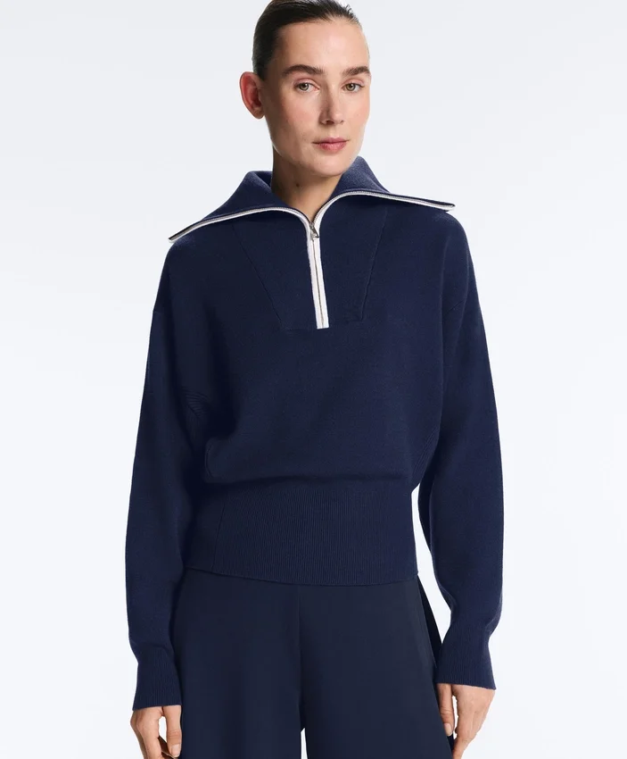 Pullover mit halbem Reißverschluss und hohem Kragen Pullover mit halbem Reißverschluss und hohem Kragen