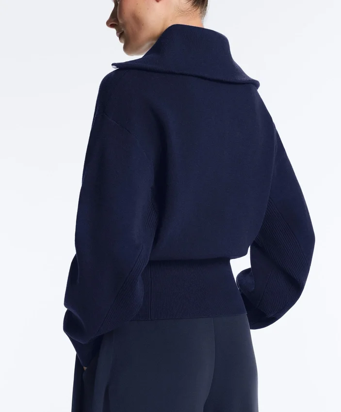 Pullover mit halbem Reißverschluss und hohem Kragen Pullover mit halbem Reißverschluss und hohem Kragen