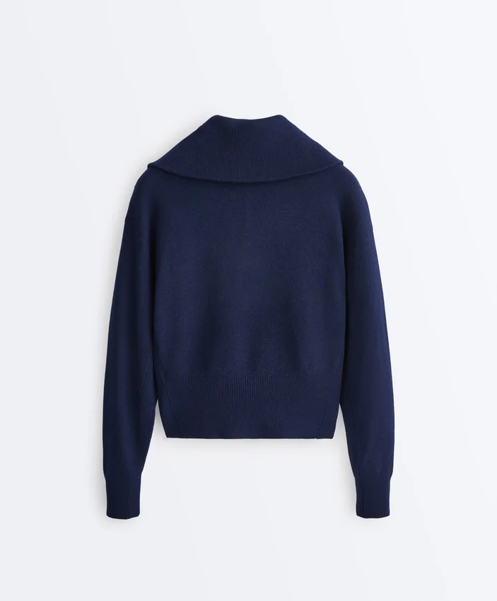 Pullover mit halbem Reißverschluss und hohem Kragen Pullover mit halbem Reißverschluss und hohem Kragen