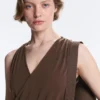 Ärmelloses T-Shirt aus Modal-Mischung mit gekreuztem Ausschnitt Ärmelloses T-Shirt aus Modal-Mischung mit gekreuztem Ausschnitt