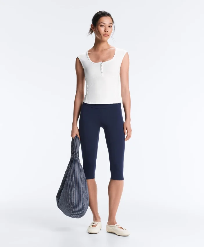 Ärmelloses T-Shirt aus Rippstrick mit Knöpfen aus Baumwolle und Modal Ärmelloses T-Shirt aus Rippstrick mit Knöpfen aus Baumwolle und Modal