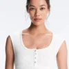 Ärmelloses T-Shirt aus Rippstrick mit Knöpfen aus Baumwolle und Modal Ärmelloses T-Shirt aus Rippstrick mit Knöpfen aus Baumwolle und Modal