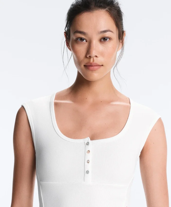 Ärmelloses T-Shirt aus Rippstrick mit Knöpfen aus Baumwolle und Modal Ärmelloses T-Shirt aus Rippstrick mit Knöpfen aus Baumwolle und Modal