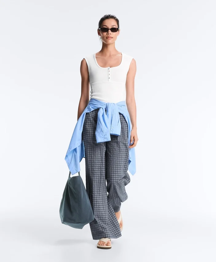 Ärmelloses T-Shirt aus Rippstrick mit Knöpfen aus Baumwolle und Modal Ärmelloses T-Shirt aus Rippstrick mit Knöpfen aus Baumwolle und Modal