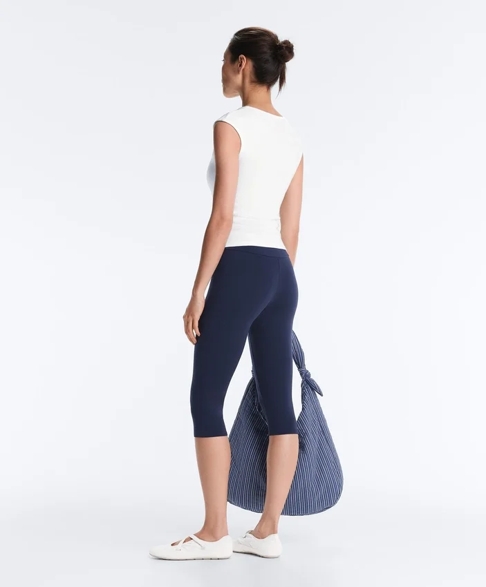 Ärmelloses T-Shirt aus Rippstrick mit Knöpfen aus Baumwolle und Modal Ärmelloses T-Shirt aus Rippstrick mit Knöpfen aus Baumwolle und Modal