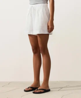 Shorts aus 100 % Leinen mit mittlerer Leibhöhe Shorts aus 100 % Leinen mit mittlerer Leibhöhe