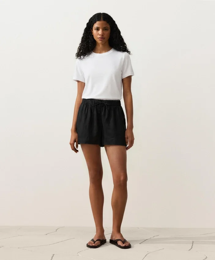 Shorts aus 100 % Leinen mit mittlerer Leibhöhe Shorts aus 100 % Leinen mit mittlerer Leibhöhe