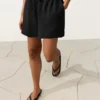 Shorts aus 100 % Leinen mit mittlerer Leibhöhe Shorts aus 100 % Leinen mit mittlerer Leibhöhe