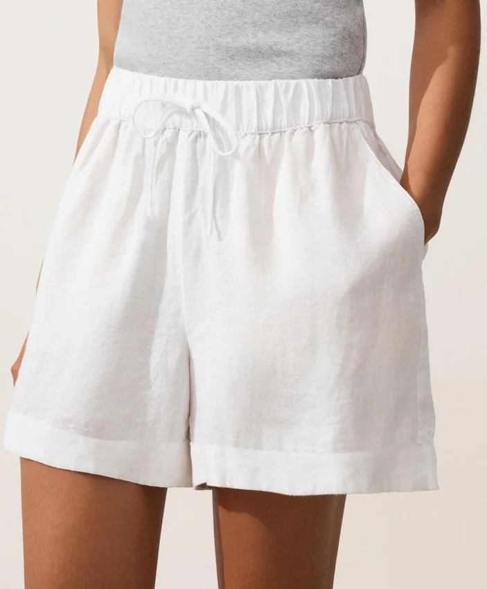 Shorts aus 100 % Leinen mit mittlerer Leibhöhe Shorts aus 100 % Leinen mit mittlerer Leibhöhe