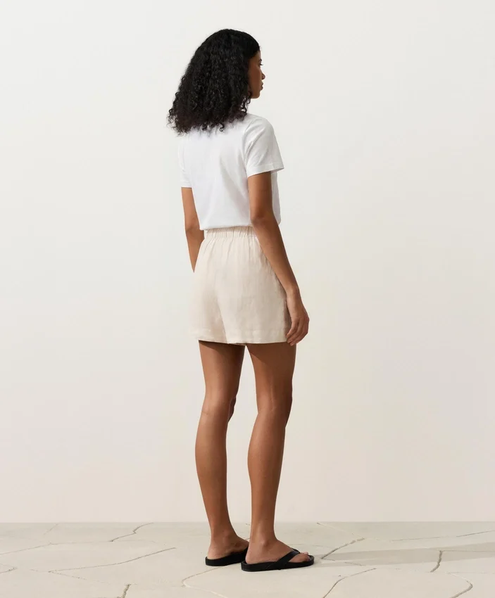 Shorts aus 100 % Leinen mit mittlerer Leibhöhe Shorts aus 100 % Leinen mit mittlerer Leibhöhe