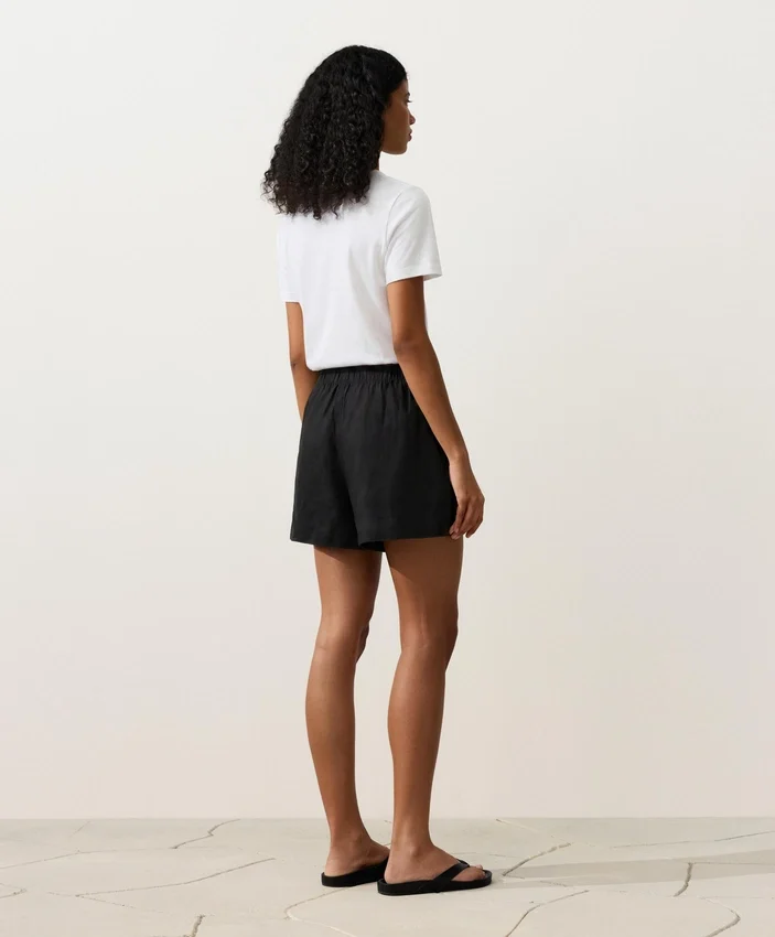 Shorts aus 100 % Leinen mit mittlerer Leibhöhe Shorts aus 100 % Leinen mit mittlerer Leibhöhe