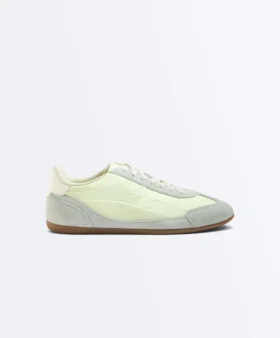 Sneaker aus einer Kombination aus Spaltleder und Stoff