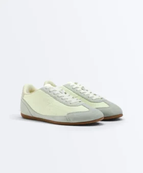 Sneaker aus einer Kombination aus Spaltleder und Stoff