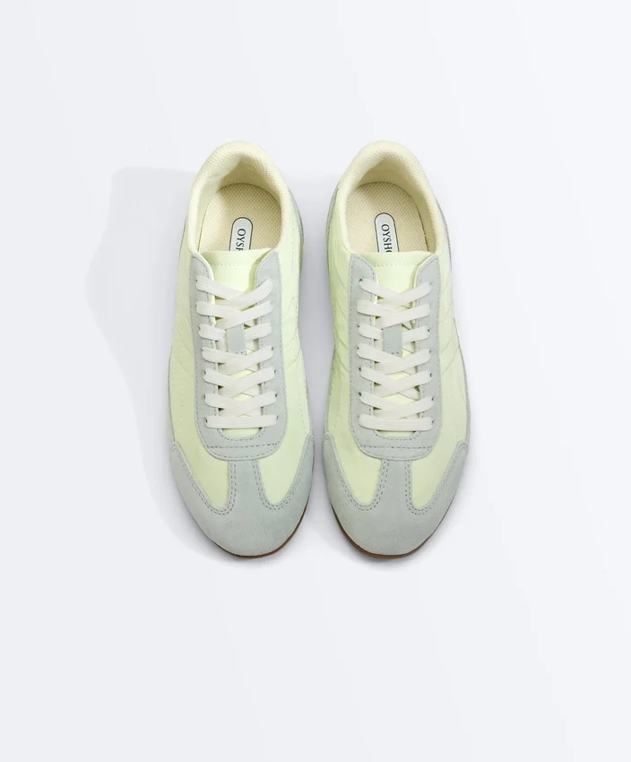 Sneaker aus einer Kombination aus Spaltleder und Stoff Sneaker aus einer Kombination aus Spaltleder und Stoff