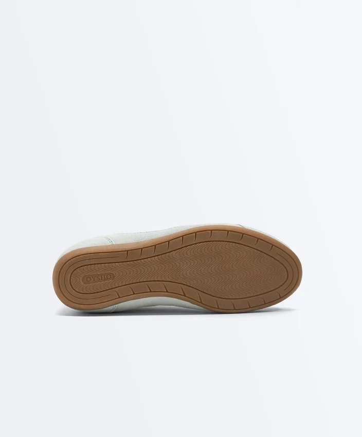 Sneaker aus einer Kombination aus Spaltleder und Stoff Sneaker aus einer Kombination aus Spaltleder und Stoff