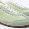 Sneaker aus einer Kombination aus Spaltleder und Stoff Sneaker aus einer Kombination aus Spaltleder und Stoff
