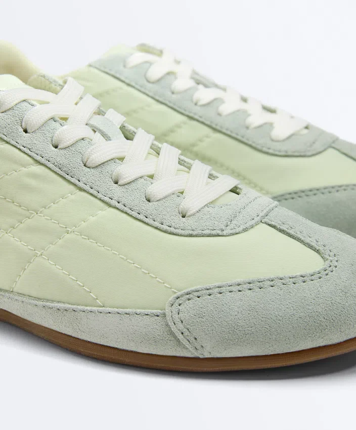 Sneaker aus einer Kombination aus Spaltleder und Stoff Sneaker aus einer Kombination aus Spaltleder und Stoff