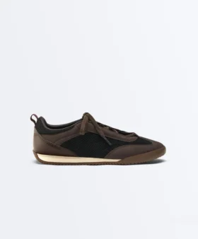 Sneaker aus Materialmix