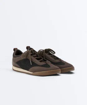 Sneaker aus Materialmix