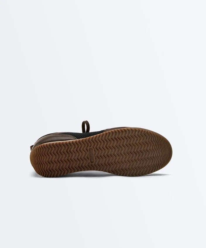 Sneaker aus Materialmix Sneaker aus Materialmix