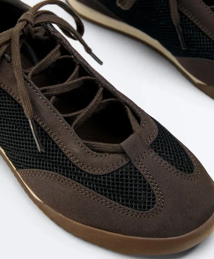 Sneaker aus Materialmix Sneaker aus Materialmix