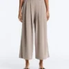 Soft Touch-Hose mit weitem Schnitt und kurzen Ärmeln aus Modal mit Falten Soft Touch-Hose mit weitem Schnitt und kurzen Ärmeln aus Modal mit Falten