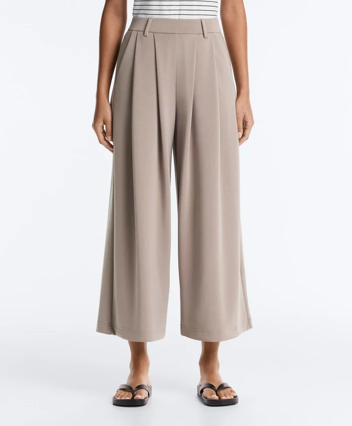 Soft Touch-Hose mit weitem Schnitt und kurzen Ärmeln aus Modal mit Falten Soft Touch-Hose mit weitem Schnitt und kurzen Ärmeln aus Modal mit Falten