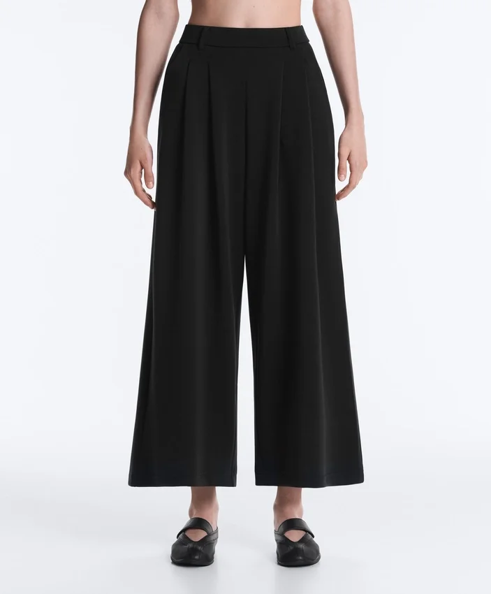 Soft Touch-Hose mit weitem Schnitt und kurzen Ärmeln aus Modal mit Falten Soft Touch-Hose mit weitem Schnitt und kurzen Ärmeln aus Modal mit Falten