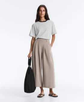 Soft Touch-Hose mit weitem Schnitt und kurzen Ärmeln aus Modal mit Falten