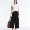 Soft Touch-Hose mit weitem Schnitt und kurzen Ärmeln aus Modal mit Falten Soft Touch-Hose mit weitem Schnitt und kurzen Ärmeln aus Modal mit Falten