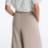 Soft Touch-Hose mit weitem Schnitt und kurzen Ärmeln aus Modal mit Falten Soft Touch-Hose mit weitem Schnitt und kurzen Ärmeln aus Modal mit Falten