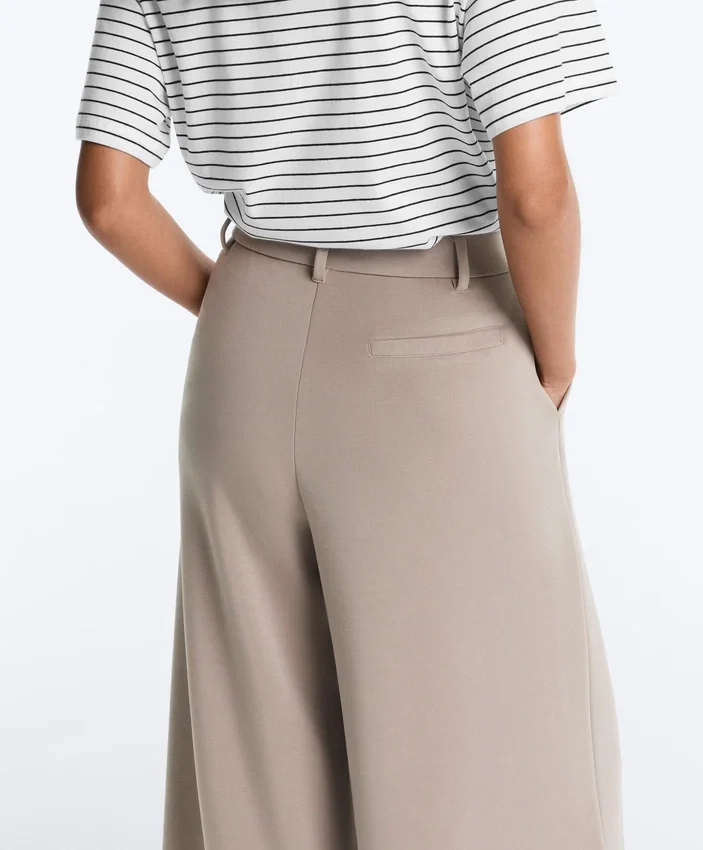 Soft Touch-Hose mit weitem Schnitt und kurzen Ärmeln aus Modal mit Falten Soft Touch-Hose mit weitem Schnitt und kurzen Ärmeln aus Modal mit Falten