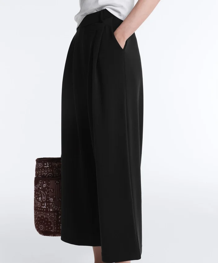 Soft Touch-Hose mit weitem Schnitt und kurzen Ärmeln aus Modal mit Falten Soft Touch-Hose mit weitem Schnitt und kurzen Ärmeln aus Modal mit Falten