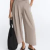 Soft Touch-Hose mit weitem Schnitt und kurzen Ärmeln aus Modal mit Falten Soft Touch-Hose mit weitem Schnitt und kurzen Ärmeln aus Modal mit Falten